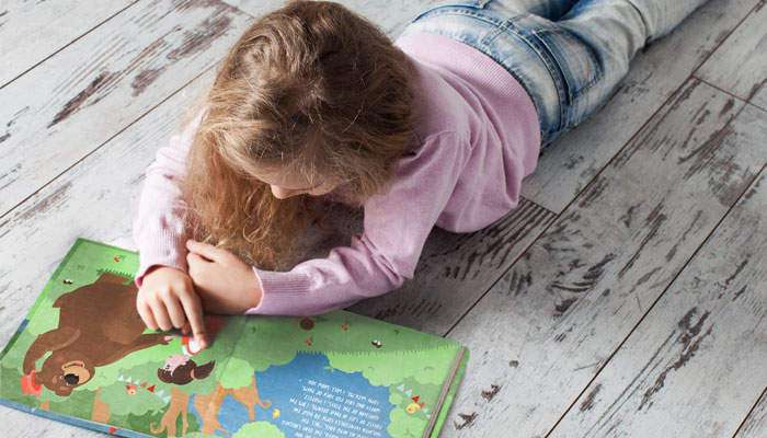 personalisiertes Kinderbuch Mädchen liest